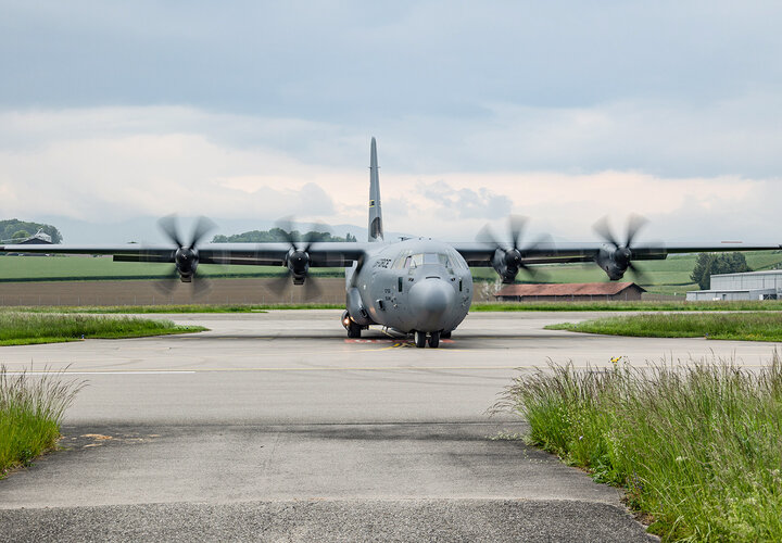 C-130J Brachte Neue Amraams Nach Payerne | Cockpit