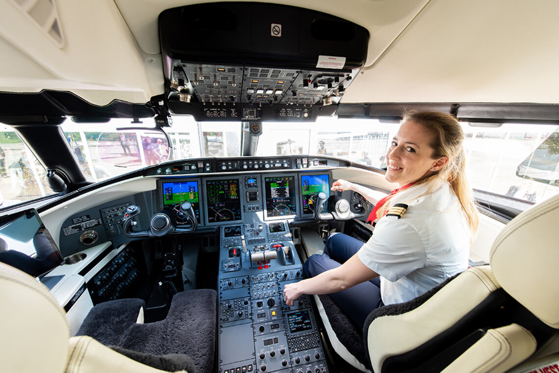 Challenger 650 Cockpit