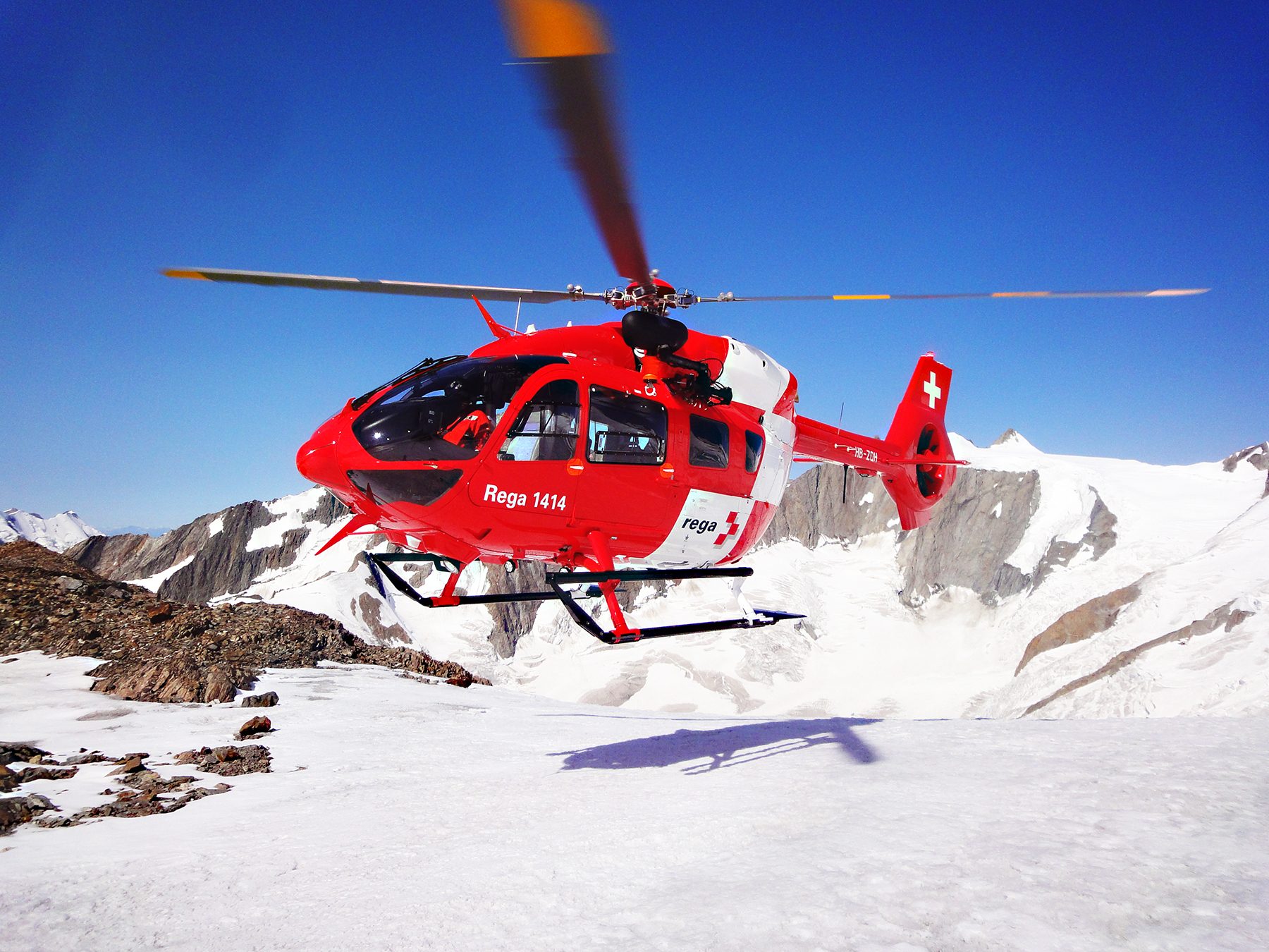 neuer-rega-heli-der-basis-st-gallen-im-einsatz-cockpit